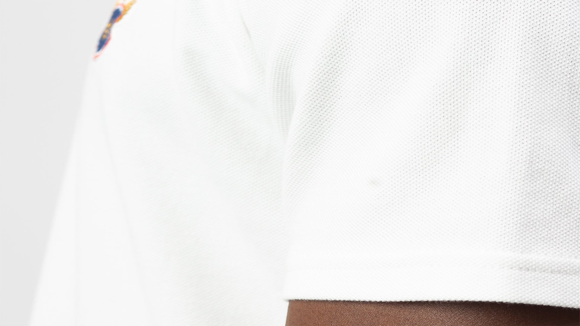 Poloshirt von von Simon bestehen zu 100% aus Pima-Baumwolle. Pima-Cotton ist eine besondere Bauwollfaser, die beim Waschen deutlich weniger schrumpft und damit ein eingehen deutlich reduziert wird.