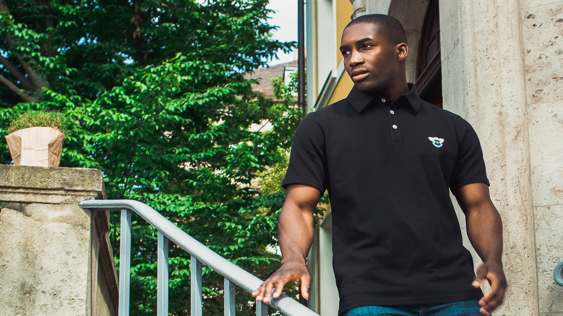 Das von Simon Poloshirt wurde so gestaltet, dass es gerade fällt. Es ist nicht zu sackig aber auch nicht zu eng. Der Schnitt ist für vielfältige Zwecke ausgerichtet.