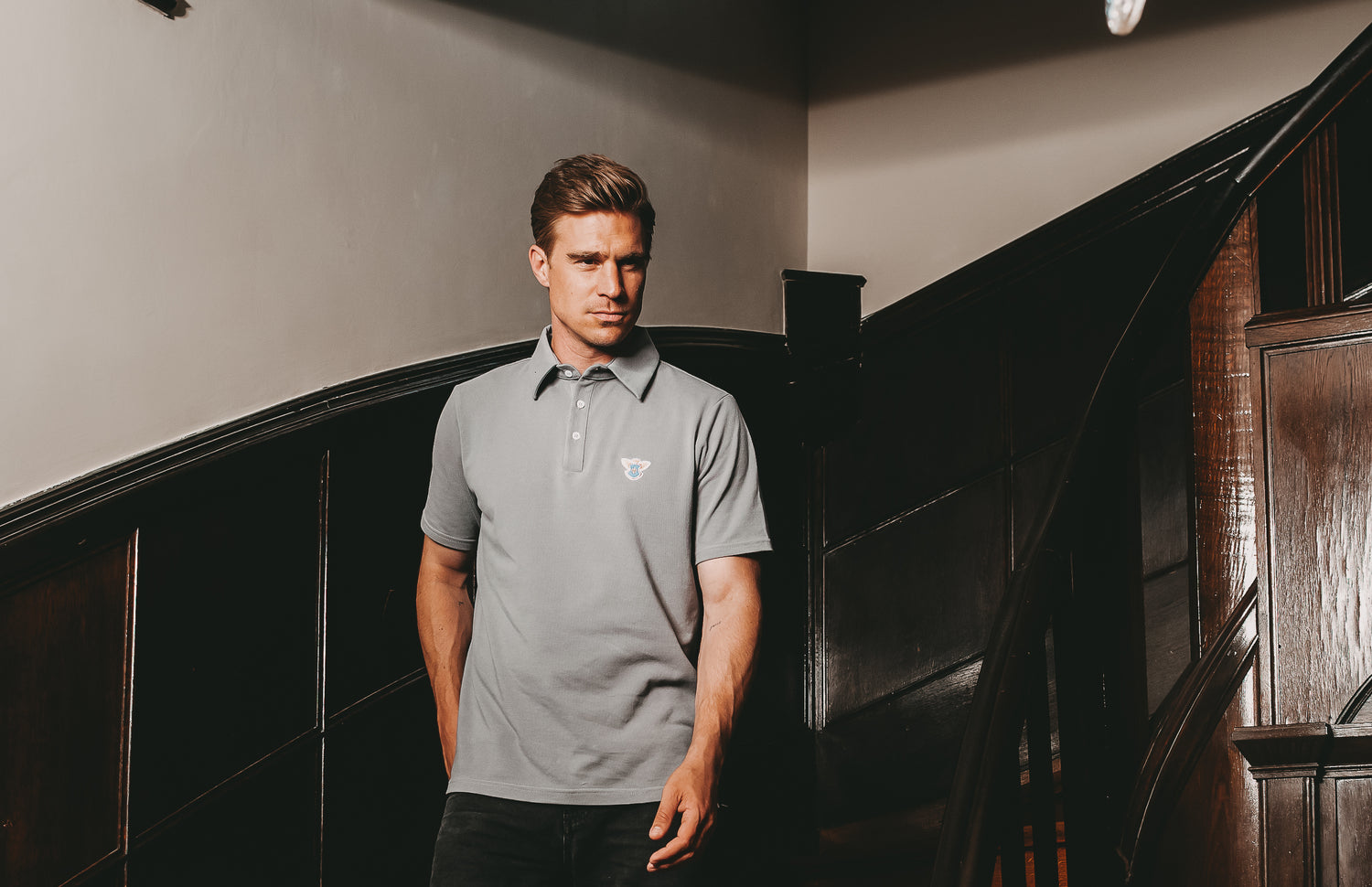 Das trendige Poloshirt in grau. Immer im Trend bleiben mit dem Poloshirt von von Simon.